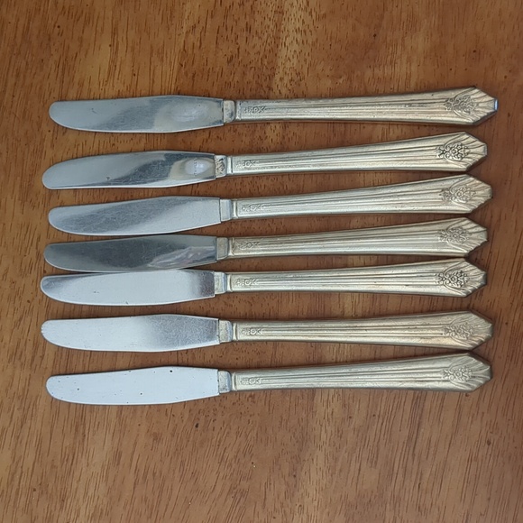 Wm Rogers IS Other - Set of 7 Vintage Butter Knives